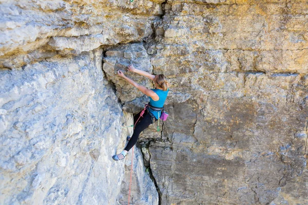 Chica escalador de roca — Foto de Stock