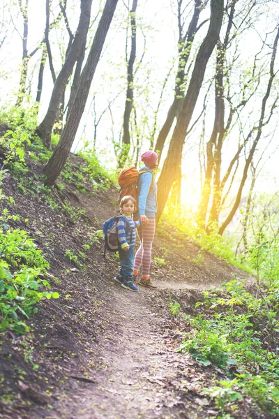 Dítě a matka chodí v lese. — Stock fotografie