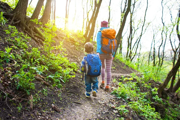 Kind und Mutter gehen im Wald spazieren. — Stockfoto