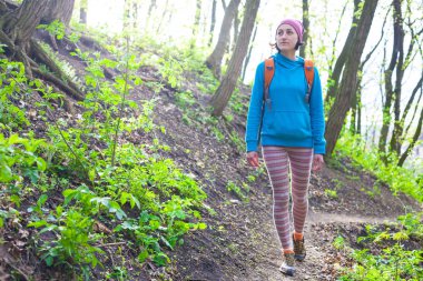 Sırt çantası ile kız.