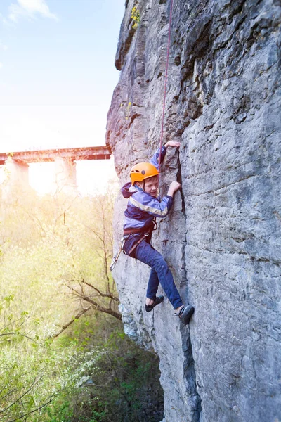 Niño escalador de roca sube el acantilado . — Foto de Stock