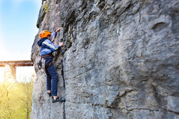 Niño escalador de roca sube el acantilado . — Foto de Stock