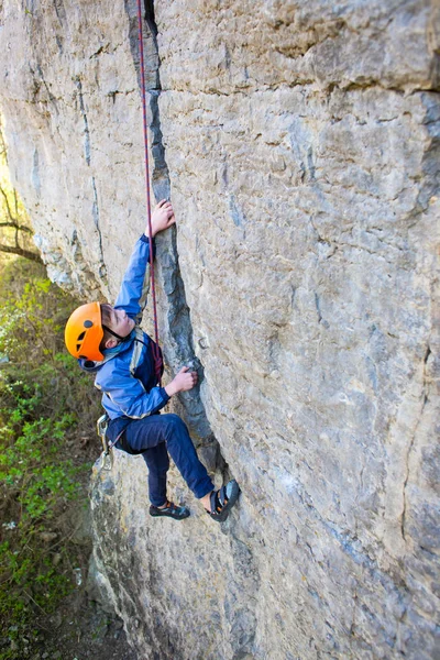 Niño escalador de roca sube el acantilado . — Foto de Stock