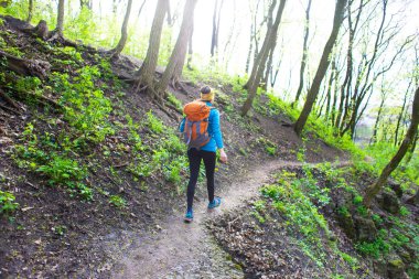 Sırt çantası ile kız.