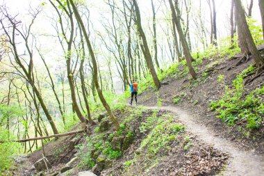 Ormanda çalışan kız