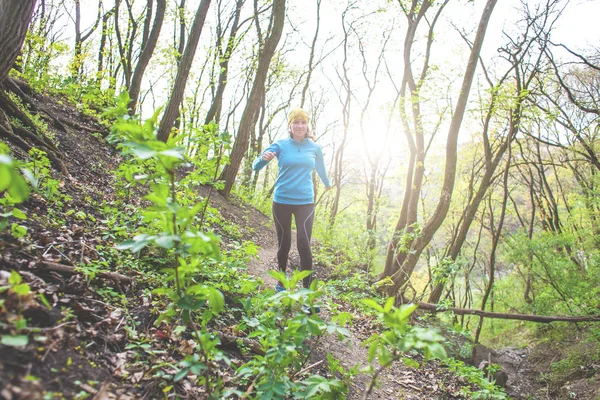 Chica corriendo en el bosque — Foto de Stock