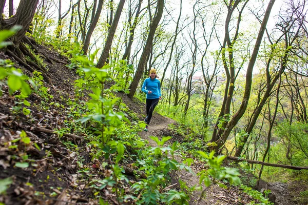 Meisje lopen in het bos — Stockfoto