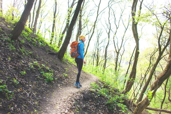 A menina com a mochila . — Fotografia de Stock