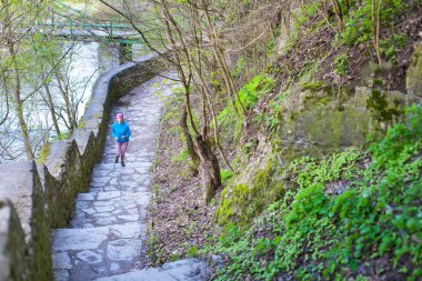 Merdivenlerden parkta çalışan kadın.