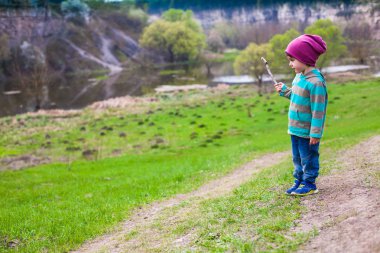 Bir çocuk ile bir çayır yürür.