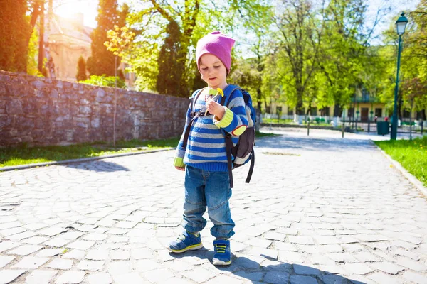Мальчик с рюкзаком переходит улицу. . — стоковое фото