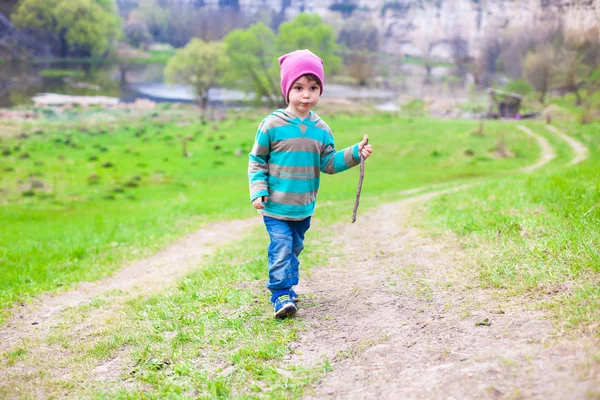 Ein Junge geht durch eine Wiese. — Stockfoto