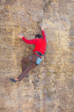Tırmanışçı kayaya tırmanır