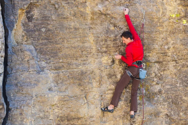 Escalador sube a la roca — Foto de Stock