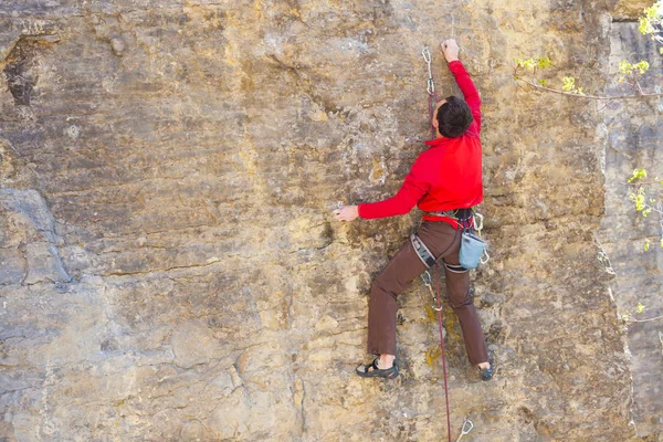 Arrampicatore sale la roccia — Foto Stock