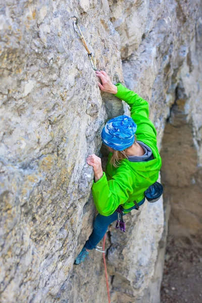 Chica escalador de roca — Foto de Stock