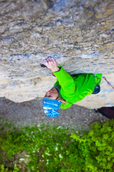 Chica escalador de roca — Foto de Stock