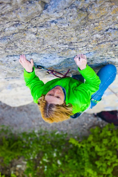 Girl rock klättrare — Stockfoto