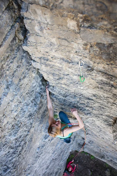 Chica escalador de roca — Foto de Stock