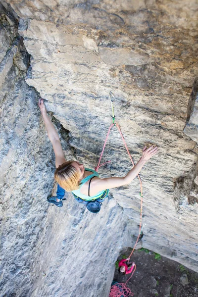 Chica escalador de roca — Foto de Stock