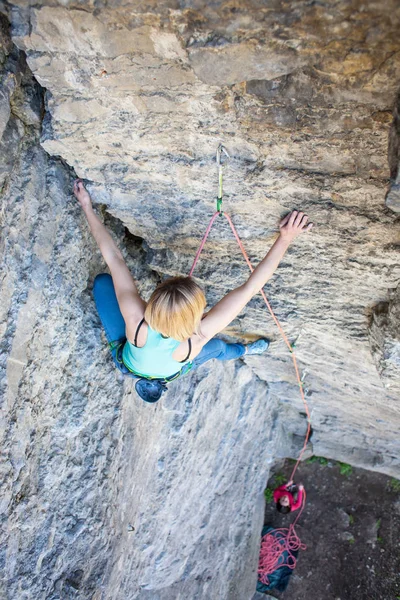 Chica escalador de roca — Foto de Stock