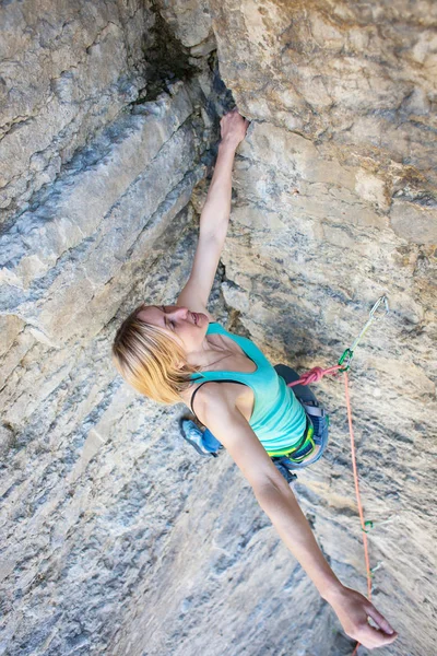 Chica escalador de roca — Foto de Stock