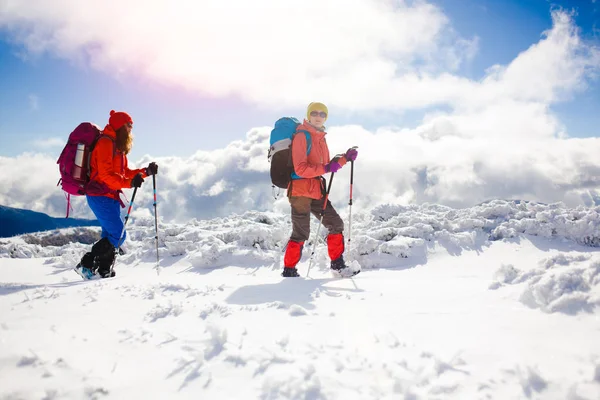 登山者が雪の上. — ストック写真