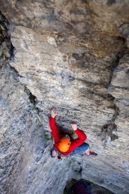Tırmanıcı bir kask içinde yukarı tırmanıyor.