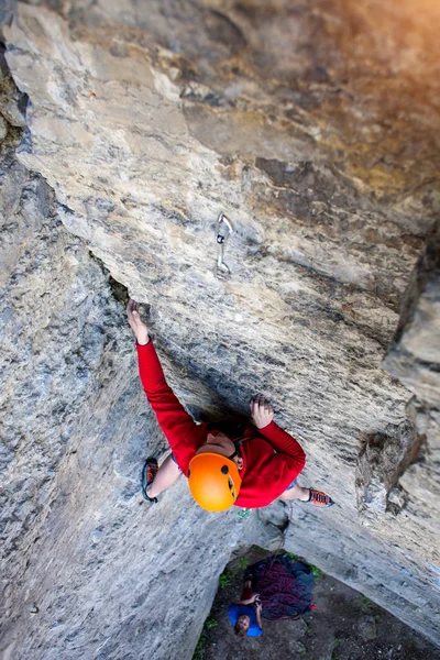 Escalador en un casco sube . — Foto de Stock