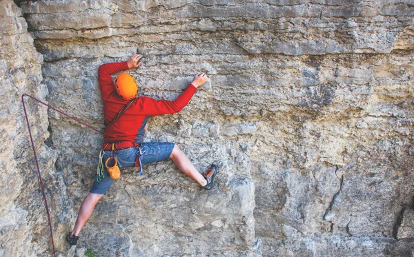 Escalador en un casco sube . — Foto de Stock