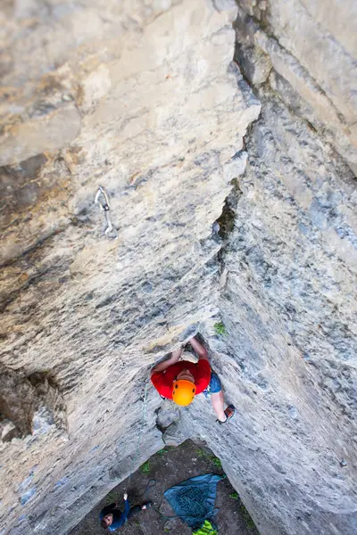 Escalador en un casco sube . — Foto de Stock