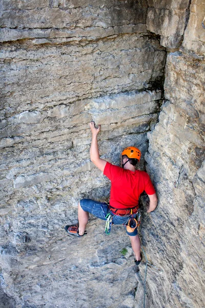 Escalador en un casco sube . — Foto de Stock