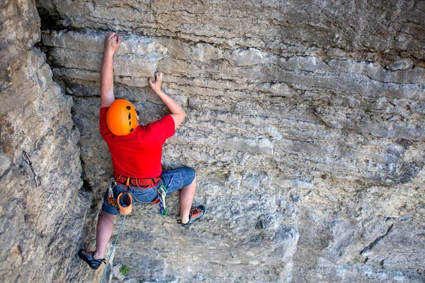 Escalador en un casco sube . — Foto de Stock