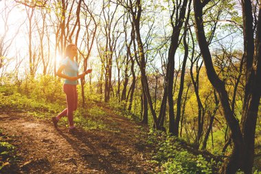 Ormanda çalışan kız