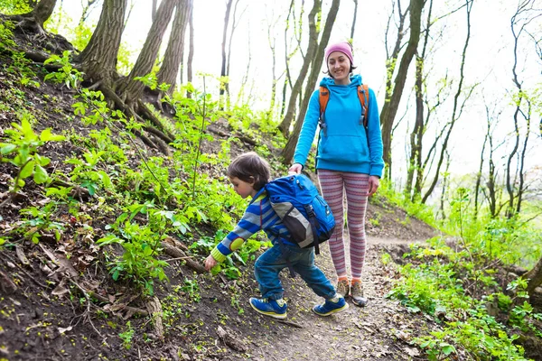 A fiú és édesanyja séta az erdőben. — Stock Fotó