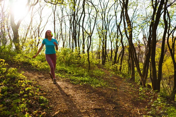 Girl running in the woods — Stock Photo, Image