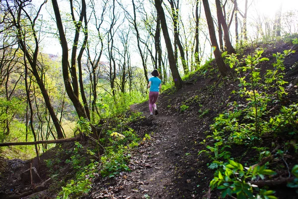 Chica corriendo en el bosque — Foto de Stock