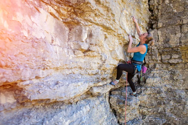 Menina escalador de rock — Fotografia de Stock