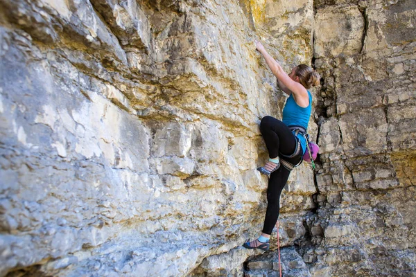 Chica escalador de roca — Foto de Stock