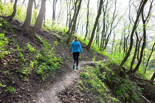 Chica corriendo en el bosque — Foto de Stock