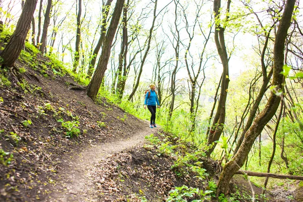 Chica corriendo en el bosque — Foto de Stock