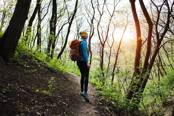Sırt çantası ile kız.