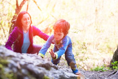 Çocuk üzerinde boulder tırmanıyor.