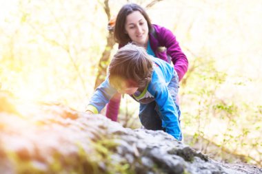 Çocuk üzerinde boulder tırmanıyor.