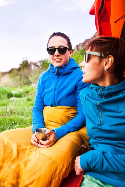 Δύο κορίτσια διασκεδάζουν κοντά στο camping τέντα. — Φωτογραφία Αρχείου