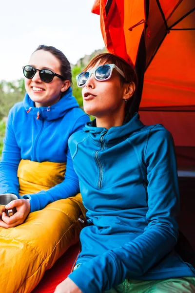 Δύο κορίτσια διασκεδάζουν κοντά στο camping τέντα — Φωτογραφία Αρχείου