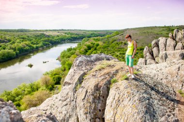 Kız bir sırt çantası ile pitoresk yerlerde yürür.
