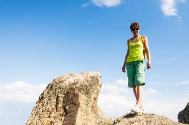 Kız bir sırt çantası ile pitoresk yerlerde yürür.