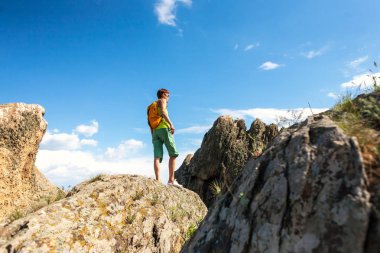 Kız bir sırt çantası ile pitoresk yerlerde yürür.