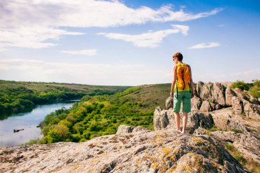 Kız bir sırt çantası ile pitoresk yerlerde yürür.